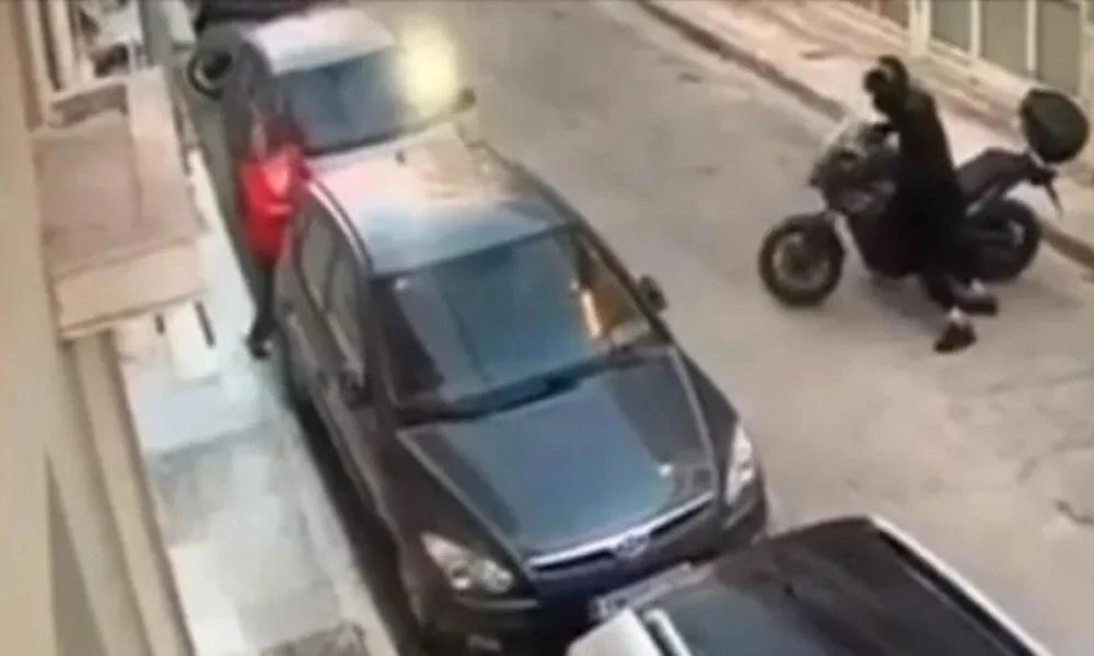 Καμίνια: Έκλεψε μηχανή μπροστά στα μάτια ανυποψίαστης γυναίκας (βίντεο)